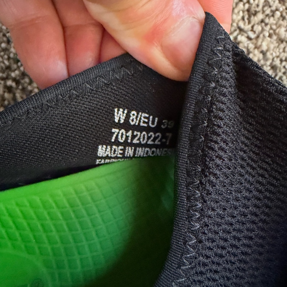 OOFOS Black Slip-On Shoe with Bright Green Insole size 8 - Picture 4 of 7